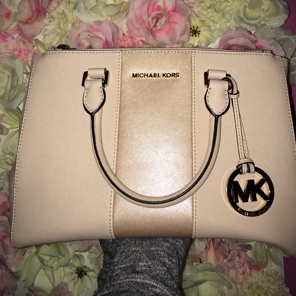 Michael Kors hang bag
